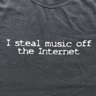 00's "i steal music off the internet" メッセージ Tシャツ