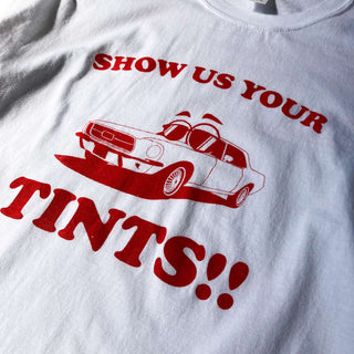 "SHOW US YOUR TINTS!!" プリント Tシャツ