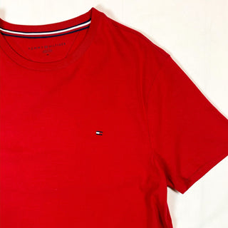 【新品】TOMMY HILFIGER ワンポイントTシャツ (レッド)