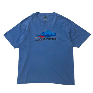 district threads "COOKIE CUTTER" プリントTシャツ