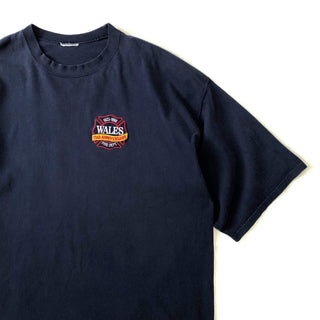 "WALES FIRE DEPT" ロゴ刺繍Tシャツ