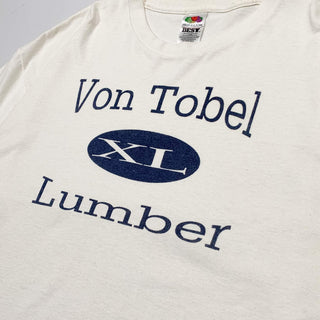 "Von Tobel Lumber" カレッジデザイン プリント Tシャツ